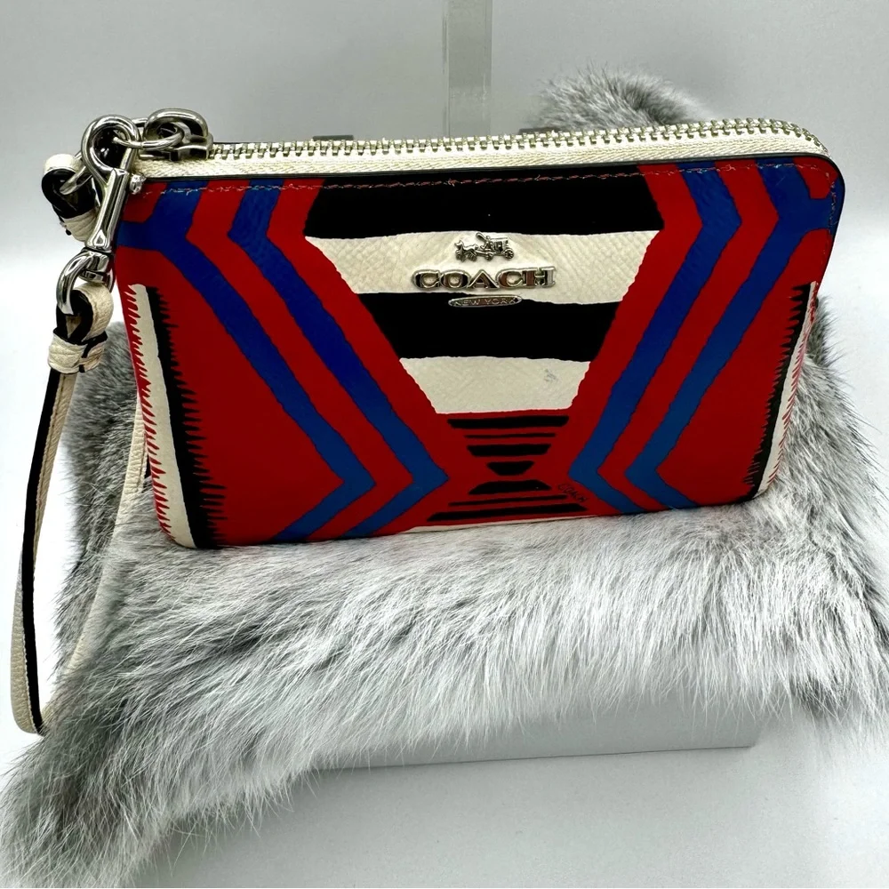 Coach Wristlet RARE Aztec Pattern - Picture 11 of 11
